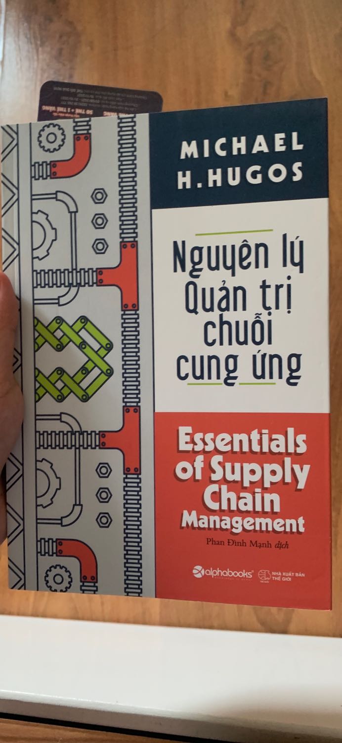 Sách giao tới tay mình không có lỗi lầm gì, bìa đẹp sách mới, chất lượng in ấn tốt và cầm chắc tay. Về nội dung, với người đã có kiến thức về SCM như mình thì đây là 1 quyển sách hệ thống lại khá tốt, tuy nhiên rất ít kiến thức nào nổi trội hay mới mẻ được đề cập, chỉ là sự tổng hợp của các cuốn giáo trình về SCM thôi, và tất nhiên không được chi tiết và cặn kẽ bằng. Cuốn này có vẻ thích hợp với người mới nhập môn, cần có cái nhìn tổng thể về các khái niệm và cách mà chuỗi cung ứng hoạt động hơn là dân chuyên muốn khám phá thêm về các mô hình SC mới