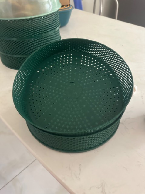 Hình và sản phẩm không giống nhau, sản phẩm chất liệu cong qeo không khớp các tầng, chốt gắn nắp khg ăn nhập gì… quá thất vọng.