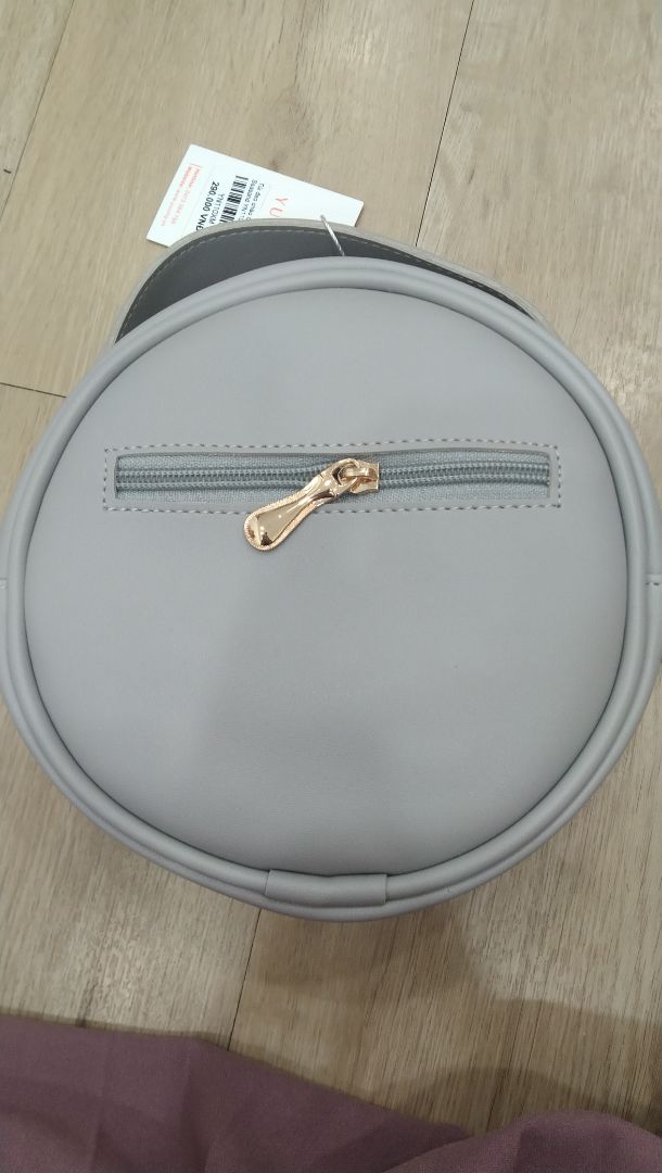 Sản phẩm chất lượng. Không có mùi hôi của nhựa.
Đóng gói như này mình chưa hài lòng lắm vì dễ trầy, hỏng form