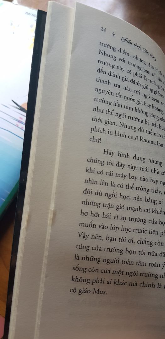 Mình k bàn về nội dung sách vì sách rất rất hay.
Mình chỉ bàn về cách đóng gói và chất lượng sách: Cũ, rách, có dấu tay của sách đã đọc rồi, có chỗ rách ra được khâu chỉ lại nữa, thật sự rất rất thất vọng. Mình mua sách bên Fahasa dù đắt hơn tí, đợi lâu hơn tí nhưng thực sự rất hài lòng vì người ta nâng niu sách, trân trọng sách và đóng gói cực kỳ cẩn thận.
Xin cảm ơn và mình chắc chắn sau này sẽ không mua sách từ Tiki nữa!