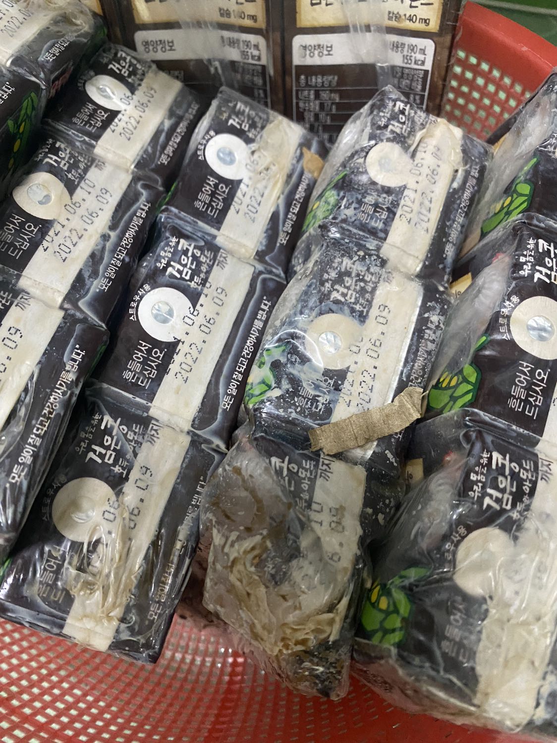 Hàng đặt từ t9 mà giờ tháng 11 mới nhận được hàng. Vậy mà không biết vì lý do vận chuyển hay nhà cung cấp. Khi sữa đến tay tôi, thì những hộp sữa phiad ngoài bị bể ra, bốc mùi hôi thối. Sao dám uống. Xin phép không ủng hộ shop nữa.