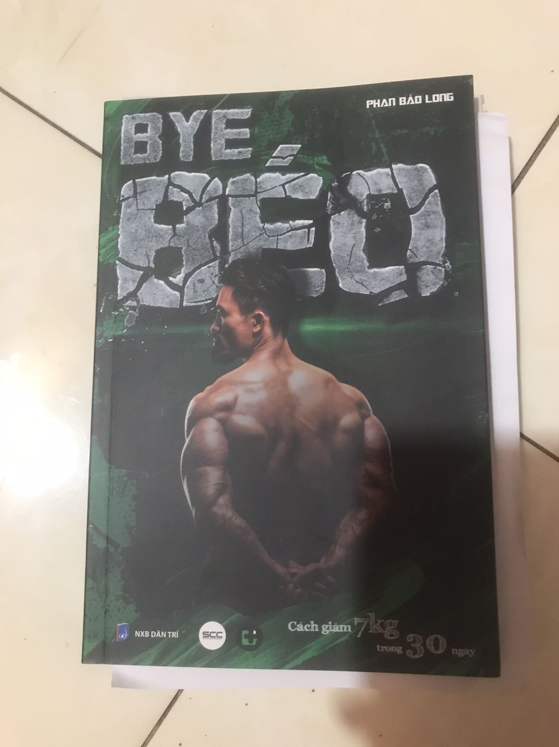 Sách gói rất cẩn thận. Vì Mình mến anh Long nên mua quyển sách này 1 phần là vì chữ kí
  Chất lượng giấy rất tốt, chữ in rất rõ và đẹp, thông tin rất bổ ích
   NHƯNG! Mong shop xem xét lại đơn vị vận chuyển. Hộp bị móp do quá trình vận chuyển, thái độ không tôn trọng khách hàng của shiper làm mình thấy khó chịu Sách gói rất cẩn thận. Vì Mình mến anh Long nên mua quyển sách này 1 phần là vì chữ kí
  Chất lượng giấy rất tốt, chữ in rất rõ và đẹp, thông tin rất bổ ích
   NHƯNG! Mong shop xem xét lại đơn vị vận chuyển. Hộp bị móp do quá trình vận chuyển, thái độ không tôn trọng khách hàng của shiper làm mình thấy khó chịu