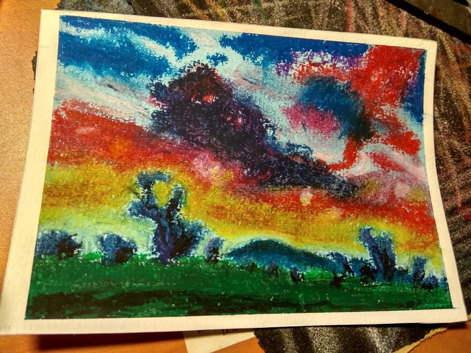 Màu hạng học sinh, lượng pigment không được đồng đều, binder nhiều, bị vụn lên giấy kha khá. Được cái giá rẻ, tô tạm để biết phân biệt màu tốt màu dở. Mungyo có màu hạng họa sĩ nhưng không thấy nhập về, thảo nào mọi người đều ác cảm với sáp dầu vì có được dùng hàng tốt đâu :))