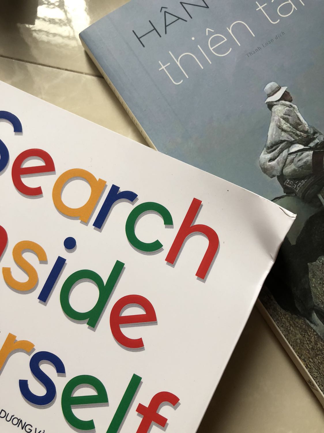 Mình rất giữ sách nên mình ghét cách đóng gói không hề có bọc xốp gì bên ngoài này. Trong quá trình vận chuyển kích thước hộp lớn hơn nên bị móp, làm sách bị móp theo. Sách mới nhưng bị quăn góc nhìn rất tức.
Còn về vấn đề bên ship của best express, chả hiểu mình ở hà tĩnh mà cho đơn này vào tận TpHCM xong lại quay trở về Vinh. Trong khi các đơn khác mình đặt đều chỉ đi thẳng từ HN -> Vinh.