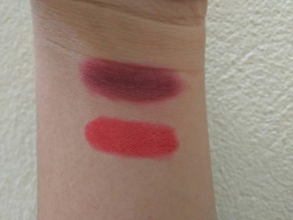 con bạn mình nó sử dụng khá nhiều loại son rồi..và nó đã nhờ mình mua thử son dưỡng lipice có màu như hình để review cho bb ... mình đã mua khá nhiều đồ trên tiki như sách ( khách hànghttps://itunes.apple.com/vn/app/id958100553 quen thuộc ) , sữa rửa mặt .... nhưng đến lượt thỏi son này thì mình thất vọng thật sự... mình không biết mọi người ntn nhưng qua thời gian mình và bạn sử dụng thì môi bị thâm  và mình đã dùng vòng bạc để thử chì thì kết quả như vậy đấy :)))) có phải vì tiền nào của nấy hay không..nhưng đối với son dưỡng  thì lượng chì như v thật sự đã khiến mình lo ngại...màu lên môi mình thì là màu hồng, son cũng không mướt nữa..mong tiki xem xét