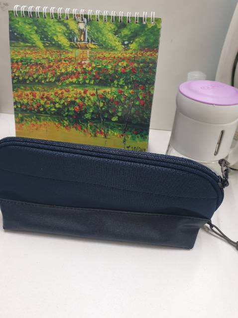 Túi nhỏ nhưng  đựng được rây nhiều bút cho học sinh hay vài thứ linh tinh cho chị em.
Rất gọn và tiện,sẽ tiếp tục ủng hộ shop.