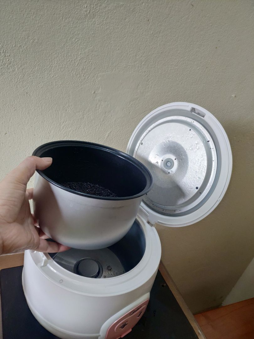 Tương đối hài lòng: Nhìn xinh, nhỏ gọn, nhẹ nhàng, nấu được đầy ắp mà ko bị sượng, cơm chín đều, nhanh...
Chỉ có một lỗi : hơi cháy cơm ở đáy nồi và lõi nồi hơi mỏng. Mình mua tiki : 455k cả ship.