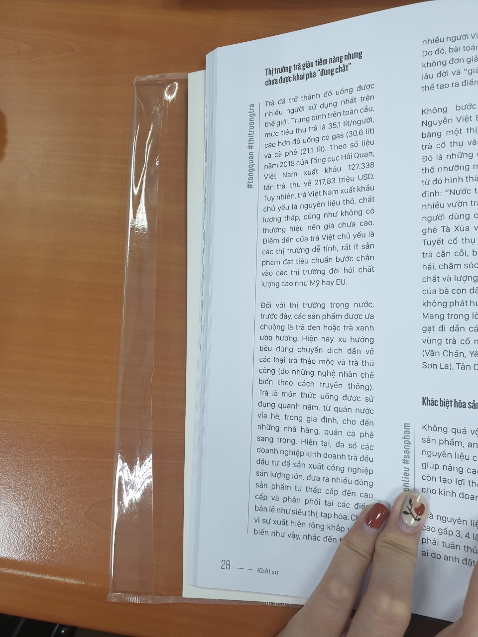 Sách thì hay, cơ mà đọc đc 3 trang là sách đằng sách, bọc đằng bọc rồi. Các bạn để cái lề bọc nó ngắn tí có 1.5cm thế kia thì giữ quyển sách thế nào? Đây cũng không phải lần đầu mình nhận đc sách bọc ẩu của Tiki. 
Thiết nghĩ nếu bọc sách như này thì sau k cần bọc sách nữa cho khỏi tốn nilon các bạn ơi ~