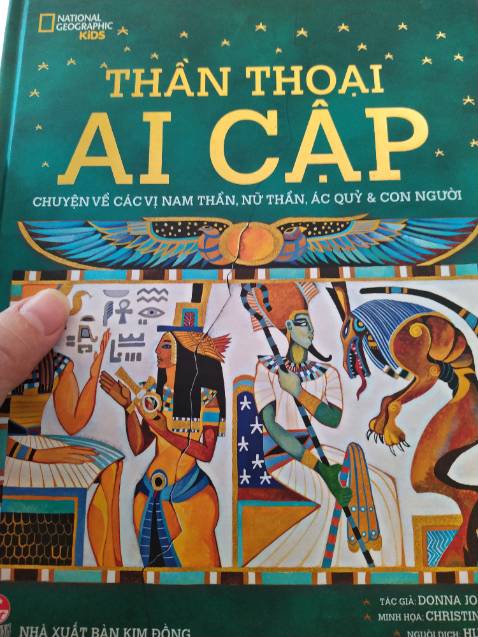 Sách có các tranh in màu cực kỳ đẹp. Một điểm cộng.
Tuy nhiên cách hành văn của người dịch chưa tốt. Dịch chưa thoát nghĩa, ngôn từ không trong sáng dễ hiểu dù sách ghi cho trẻ từ 9tuổi. Nhìn bản dịch thậm chí còn suy ngược được ra câu gốc (với người biết ngoại ngữ), như vậy là bản dịch chưa được chuyển ngữ mượt mà. Nhiều cách diễn đạt không thuần Việt và cộc lốc.
Hơi tiếc vì sách rất đẹp. Hy vọng NXB Kim Đồng sẽ biên tập các sách dịch khác tốt hơn.