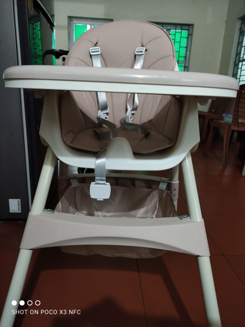 ghế khá chắc chắn, đệm ghế có thể tháo dời dễ dàng vệ sinh.