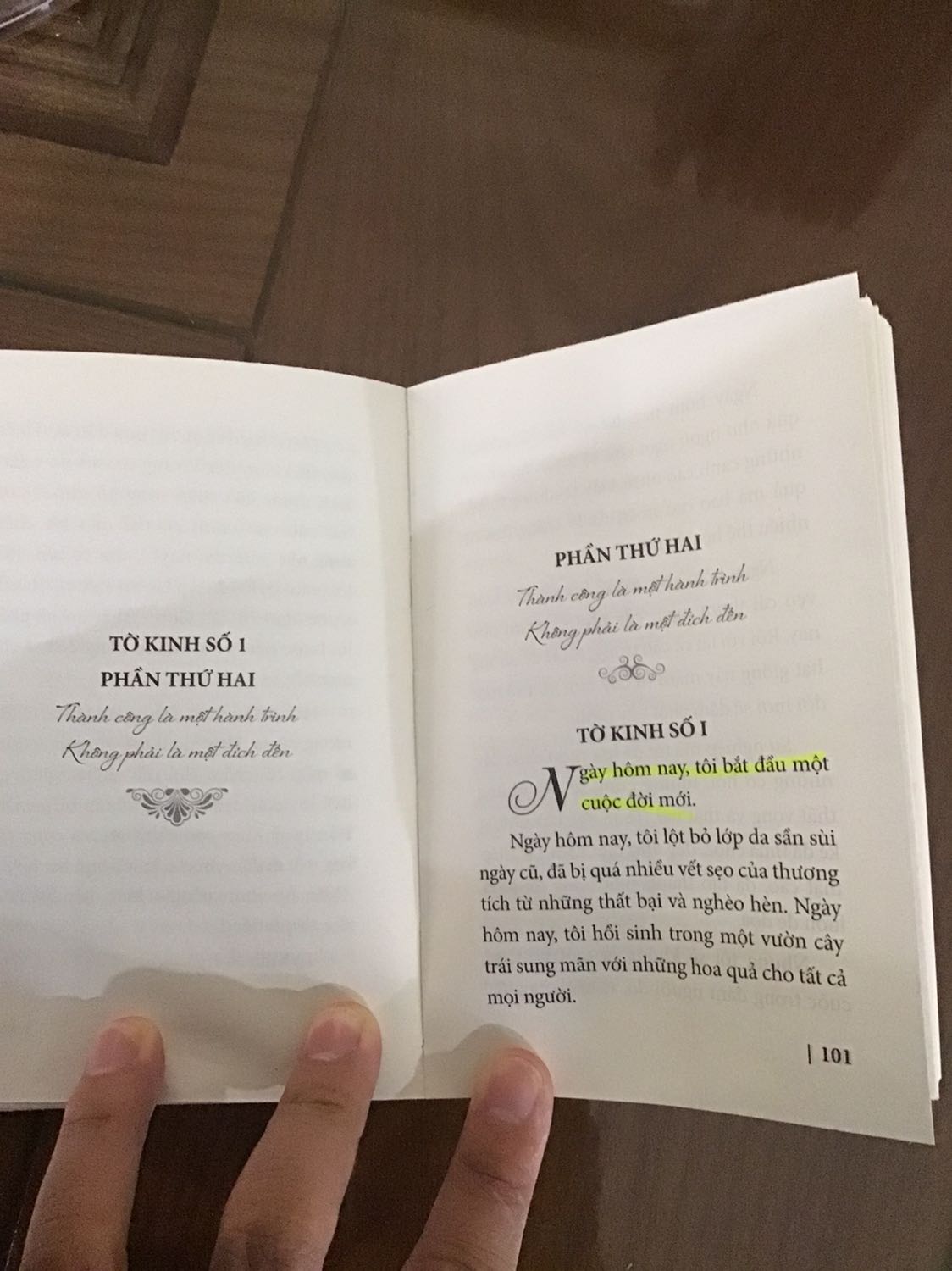 Sách giao khá nhanh. Được bọc kĩ càng. Đây là mốt cuốn sách khá hay kể vể cuộc đời của Thiên Ân từ cậu bé mồ côi với ước mơ giàu có nhất thế giới. Và vô tình gặp được người chú Lương Thành thương nhân giàu có truyền 10 tờ kinh. Sau đó ông Thiên Ân ra nước ngoài dẫu gặp nhiều khó khăn, thử thách nhưng ông vẫn kiên định, ý chí thành công không tử bỏ và đã thành công. Và ông làm đúng di nguyện ông chú chia sẻ lại bí quyết cho tất cả mọi người. Cuốn sách kể chuyện hấp dẫn, rất đáng bỏ vào tủ sách hàng ngày đọc.