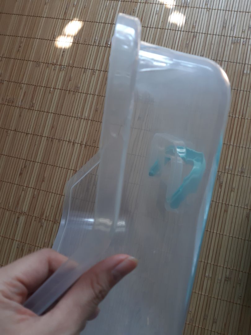 vừa nhận xong mở ra thấy bể nguyên miếng này. đổi đi đổi lại thì mất công mà dùng thì không thoải mái. gói thì thấy nhiều nilong với xốp mà không thấy gói ở góc để tránh va đập. tiki cần xem lại cách gói hàng để tiết kiệm và hiệu quả hơn