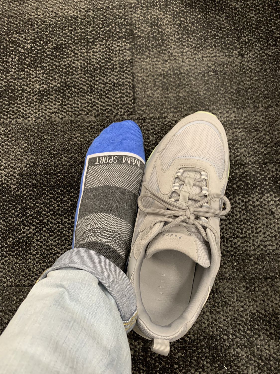 Mỗi ngày 1 đôi, vợ xếp sẵn trên kệ, sáng xỏ vào chiều thả ra giặt, nguyên ngày thong dong như đi chân không. Buồn cái cuối tuần vợ bắt phơi vớ :(( . Kinh nghiệm làm 2 set sẽ được một tuần rảnh đi cà phê nhe mọi người. Ok vớ ngon.