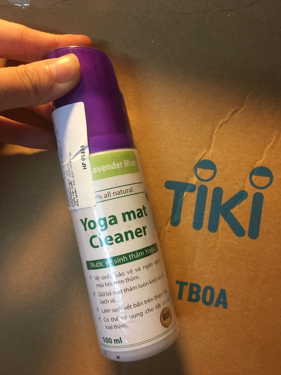 Ok, xịt thơm dễ dùng. Mỗi cái bất tiện là lúc dốc cái chai xuống xịt thì nước dễ chảy ra nên các bạn xịt thì để chai nghiêng nhẹ thôi nhé.