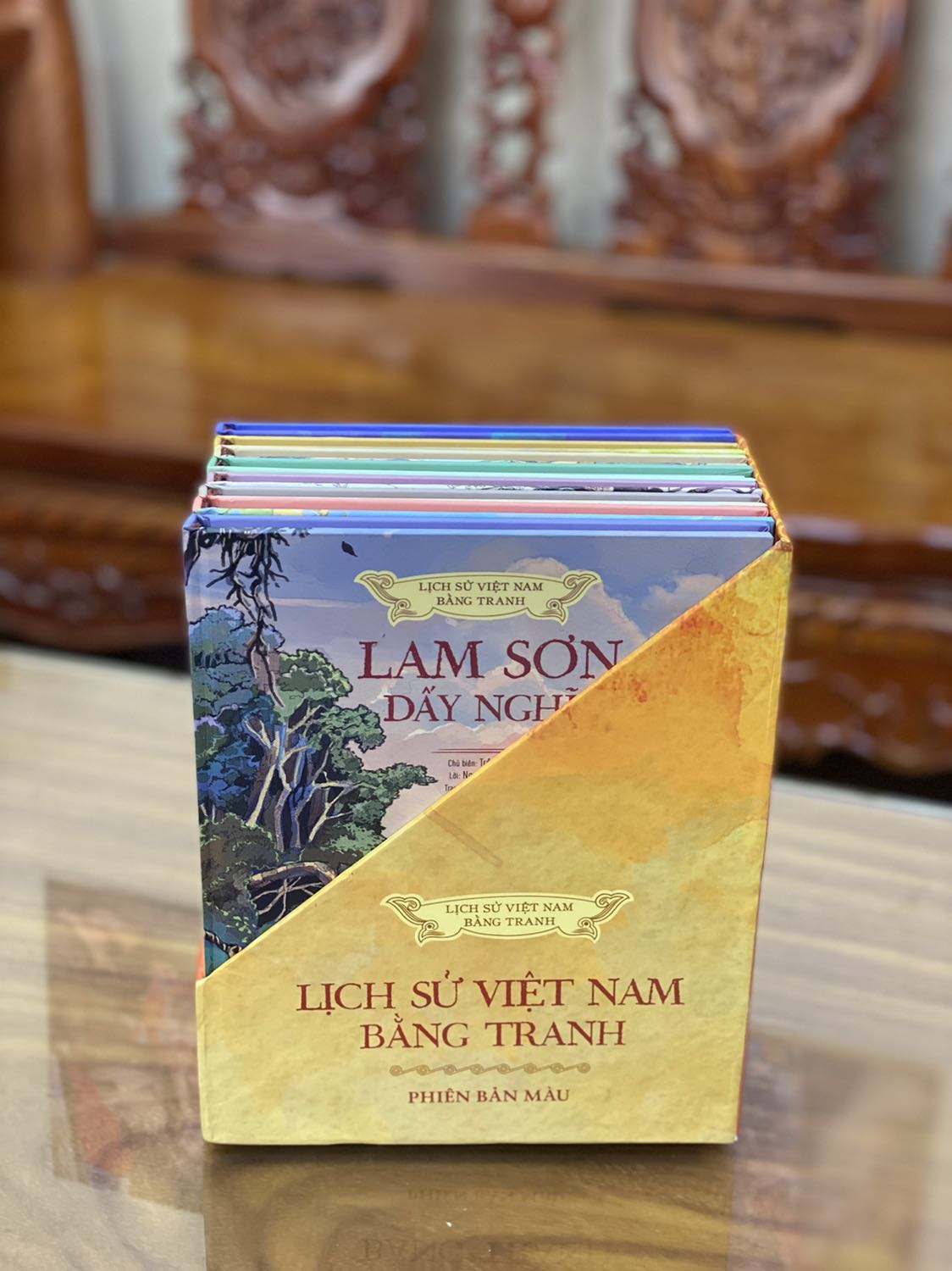 - Tiki giao hàng nhanh chóng tuy nhiên đóng gói chưa được cẩn thận, hộp giấy to như vậy nhưng chỉ chèn một lớp giấy ở phía trên, còn khoảng trống khá lớn bên dưới hoàn toàn không có giấy chèn. 
- Sản phẩm được đầu tư chỉnh chu về mặt hình thức, boxset khá nặng bao gồm 8 quyền bìa cứng, cầm chắc chắn, in màu toàn bộ, tranh vẽ xuất sắc. 
- Cá nhân mình cực kỳ hài lòng về boxset này, vừa có ý nghĩa về mặt lịch sử vừa thỏa mãn về mặt hình thức. Hi vọng mọi người đều sở hữu một boxset chất lượng như vậy trên tủ sách của mình ??????