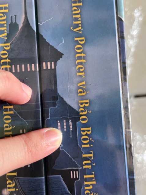 Không được mướt đâu ạ, vài tập bị trầy và bong gáy luôn.
Bìa quyển 2 mặt trước trầy xướt rất nhiều như thể bị chà xuống đất
Vừa đọc vừa trưng bày nên mình đau lòng lắm, đổi trả thì tiki bảo đợi 7 ngày mới xử lí xong. Nên thôi đành chịu
Nội dung sách thì cuốn khỏi bàn dù mình đọc và xem nhiều lần rồi ạ