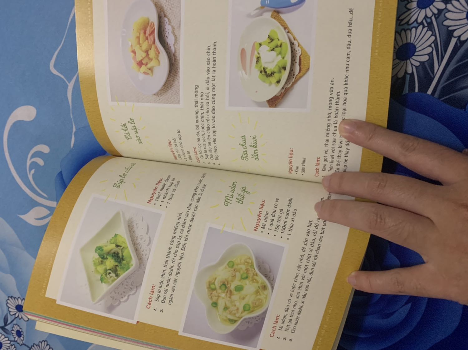 Giao hàng cực nhanh. Đặt hàng mùng 6, dự kiến mùng 10 giao mà mùng 7 đã đến dù mình ở tỉnh. Sách đẹp, bắt mắt. Tạo hứng thú đọc. Dễ đọc, dễ tra cứu. Mới đọc vài trang nhưng rất muốn đọc tiếp mà đã muộn nên đành để mai. Sách hướng dẫn rất tỉ mỉ cụ thể các món ăn. Mình đang tham khảo để sau con đến tuổi ăn dặm. Hy vọng bé sẽ hợp tác với phương pháp ăn dặm này Giao hàng cực nhanh. Đặt hàng mùng 6, dự kiến mùng 10 giao mà mùng 7 đã đến dù mình ở tỉnh. Sách đẹp, bắt mắt. Tạo hứng thú đọc. Dễ đọc, dễ tra cứu. Mới đọc vài trang nhưng rất muốn đọc tiếp mà đã muộn nên đành để mai. Sách hướng dẫn rất tỉ mỉ cụ thể các món ăn. Mình đang tham khảo để sau con đến tuổi ăn dặm. Hy vọng bé sẽ hợp tác với phương pháp ăn dặm này