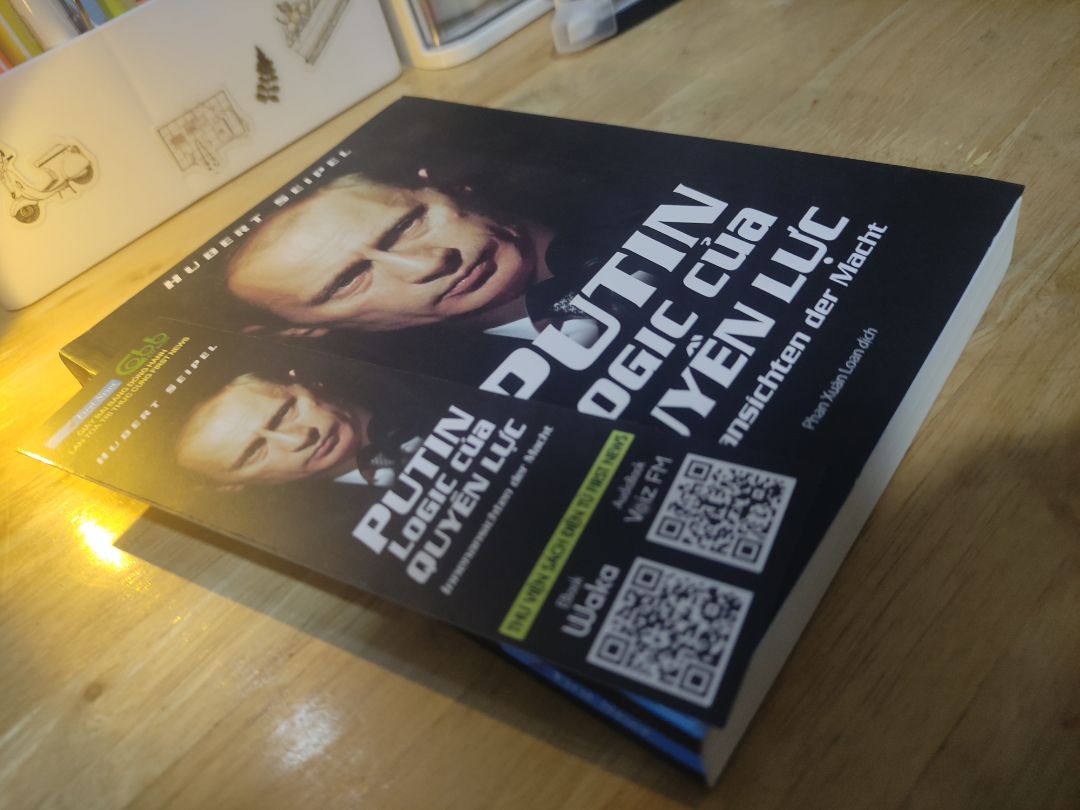 Góc có hơi móp 1 tý nhưng nhìn chung là ổn, giao hàng đúng hẹn. Anh shipper siêu dễ thương, mình không hay điện thoại tận 30p nhưng gọi lại anh vẫn vui vẻ, thân thiện. Về nội dung thì phải đọc mới biết... ^^