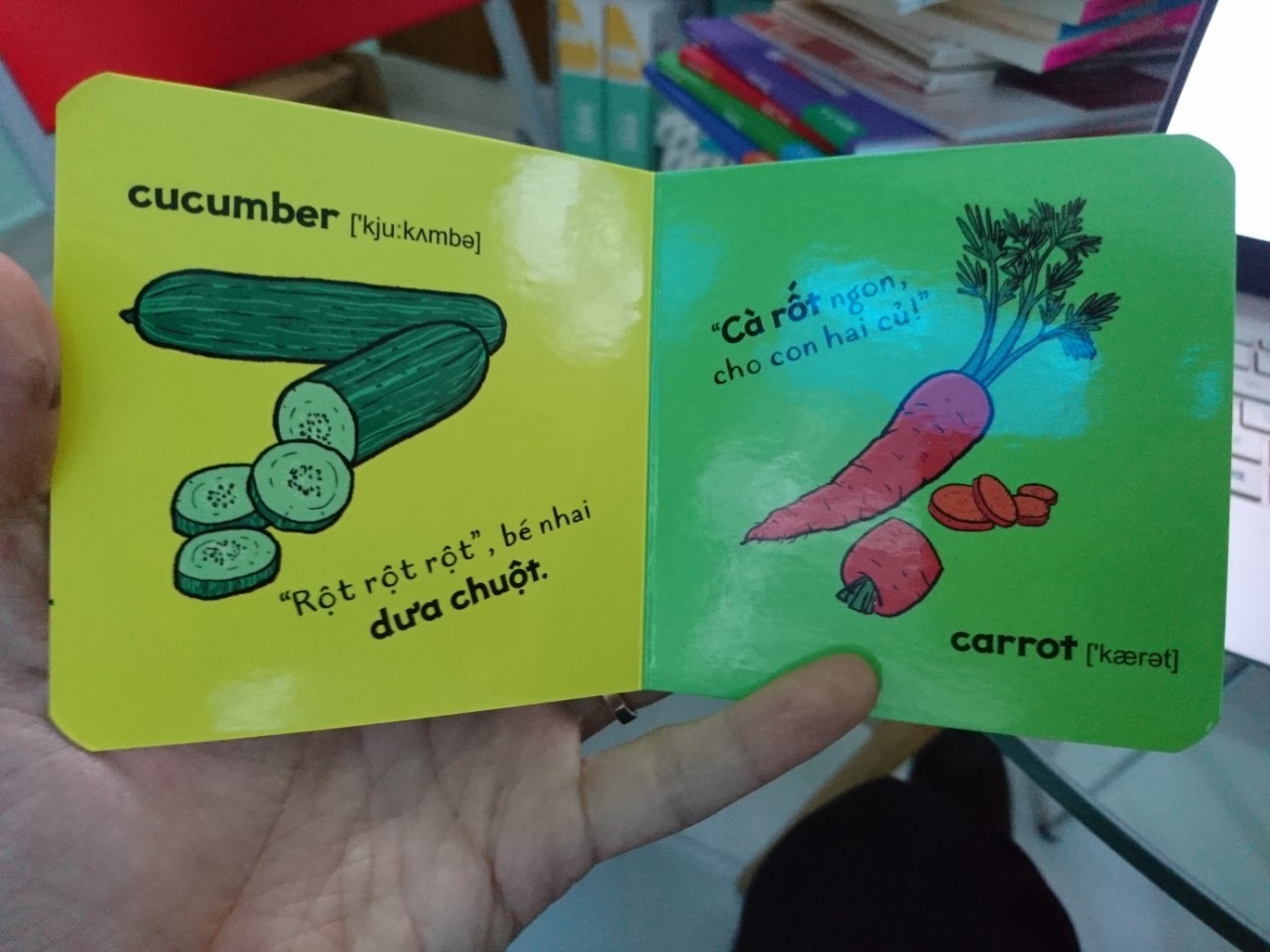 Sách nhỏ gọn cho thiếu nhi. Trang cũng cứng cáp không bị xé, rách bởi trẻ nhỏ. Mình hay đọc và cho con xem hình lúc con nhỏ hơn 1 tuổi.