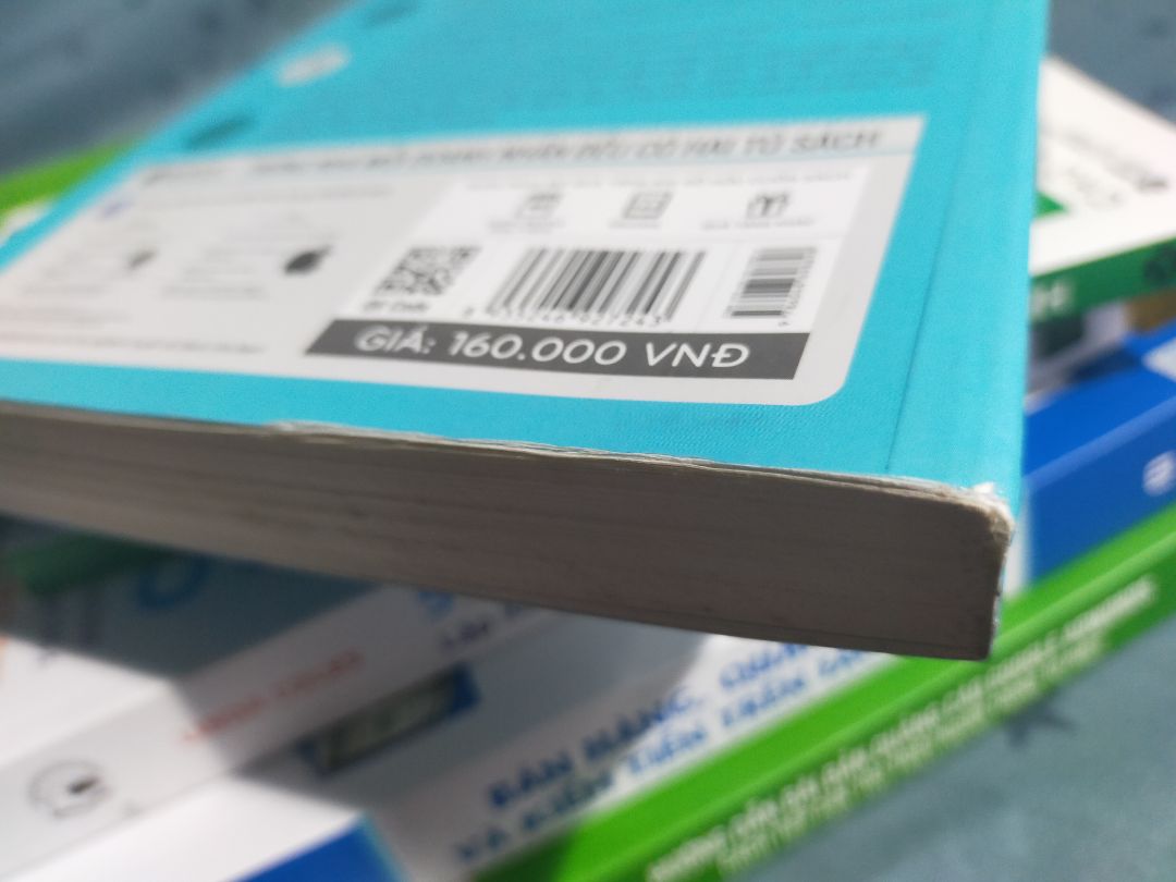 Như giao sách cũ/ tồn kho/ hàng trưng bày không ai mua cho khách. Bên dưới có vết bẩn. Phía bên cạnh thì trầy xước. Sách không được bọc cẩn thận. Nói chung hơn 100k cho quyển sách này cảm thấy nó bực trong người.