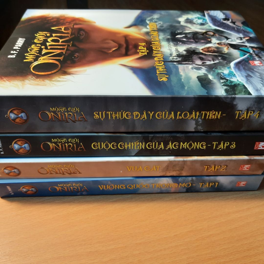 Phần cuối theo ý mình là truyện hơi đuối tí, mặc dù kết có hậu nhưng mình vẫn cảm thấy chưa đủ, nhất là tuyến tình cảm giữa nam chính Mộng Chủ và nữ chính Công Chúa Thiện Mộng ở Oniria. Bên cạnh đó, việc tác giả xử lý Quái Vật con rồng ba đầu bằng cách làm cho nó biến mất theo mình cũng không gây ấn tượng, giải quyết nút thắt của vấn đề một cách qua loa và có vẻ hơi bị nhanh, gượng ép. Truyện hay nhất là ở tập 2 và tập 3, còn tập cuối có vẻ như tác giả đang đuối dần. Dù sao về tổng thể thì truyện mở đầu rất ấn tượng, gây tò mò và đủ giữ chân mình theo đến phần cuối cùng, giọng văn hay, lồng ghép yếu tố tình cảm gia đình và bạn bè hay, đưa ra các quy tắc và triết lý cuộc sống đáng suy ngẫm về cách phân định thiện hay ác thông qua các ác mộng và thiện mộng.