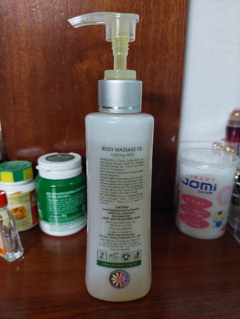 Mùi dễ chịu, thư giã. Không bị dính dầu sau khi massage.