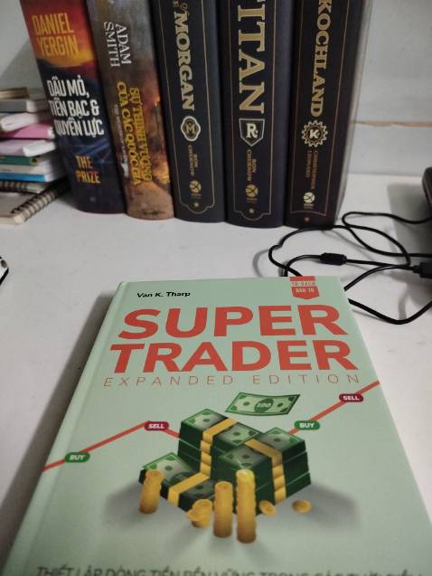 Đây là quyển sách nói về cách kinh doanh trên thị trường tài chính và làm chủ cảm xúc so với cuốn trading in zone thì quyển này hay hơn nhiều. Và một số sách của nhà FinFin mình không đánh giá cao cho lắm như quyển PA của Bob Volman đánh giá theo sau hành động giá và nội dung đã bị cắt bớt khi trong sách có đề cập volume hình ảnh không đề cập và chart rất nhiễu. Và một số sách nữa nhận định sai lầm về INDICATOR. Sách anh Thái Phạm thì khác chi tiết và có màu rất hay.