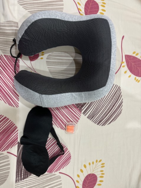 Sản phẩm có chất lượng hoàn thiện ổn, đúng như mô tả của shop. Toàn bộ phụ kiện bao gồm nút tai chống ồn và đồ bịt mắt đều gia công tốt. Đáng mua.