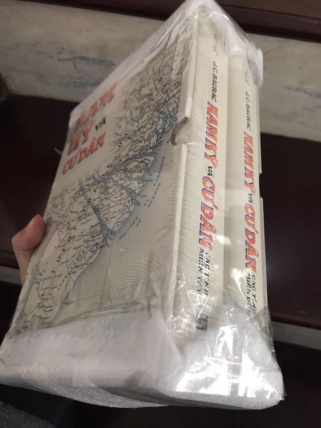 Shop bọc hàng rất cẩn thận, sách về tay còn nguyên vẹn.
Chưa xem nội dung nhưng sách rất đẹp, có hộp kèm bản đồ