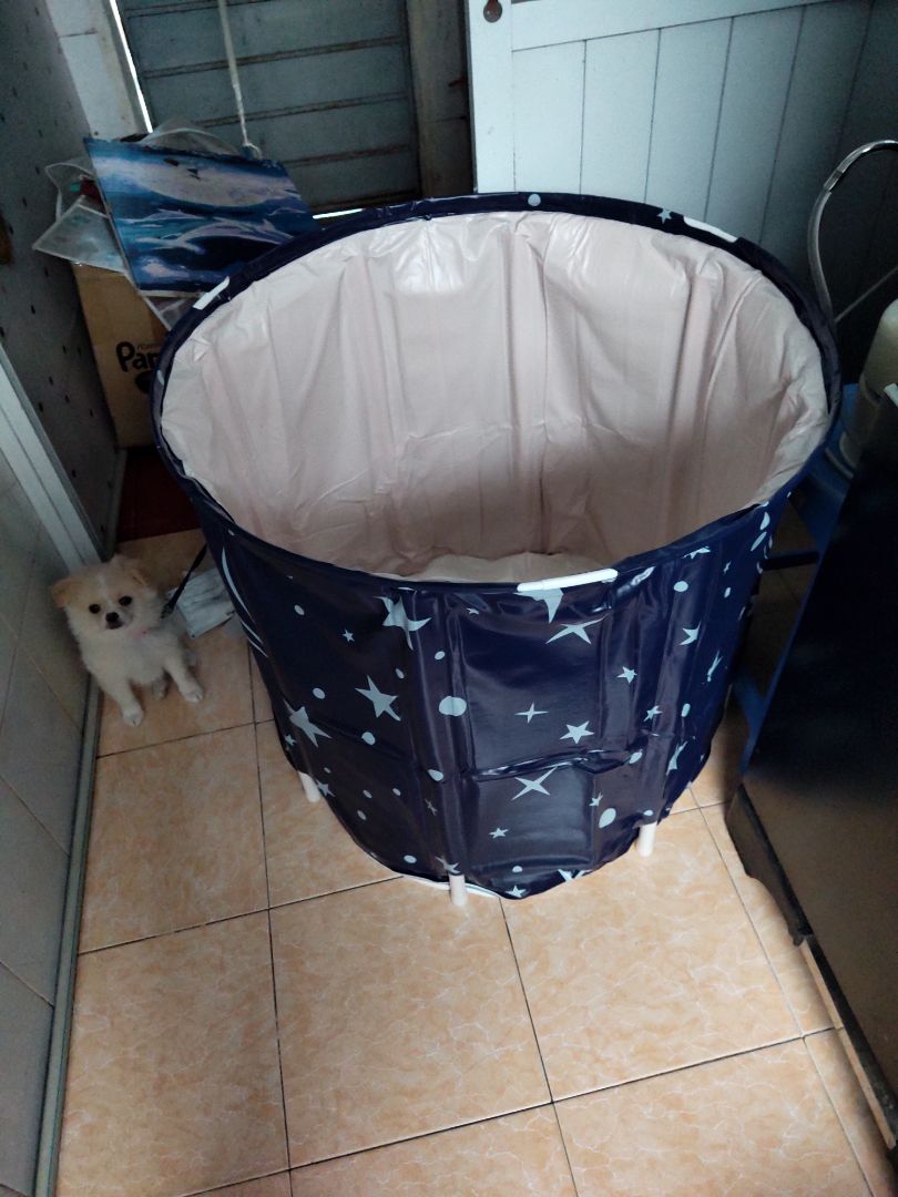 đúng màu, 2 lớp vải nhựa, dễ lắp, đủ chân. sau 1 lần dùng đã bị dò, ống thoát nước vặn lỏng, ko chặt lắm. hơi nhỏ so vs tưởng tượng nhưng vừa người, ngồi cũng thoải mái. phải dựa vào tường kẻo đổ. có các nút nhựa bổ sung. tiếc là vết dán bạt nhựa sơ sài nên giờ nước chảy ra rất tốn nước