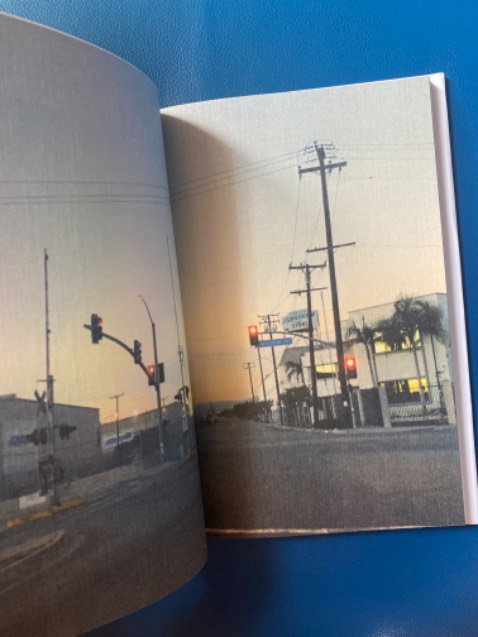 Sách còn có seal nữa, FHS giao hàng lúc nào cũng bọc cẩn thận chống sốc rất ưng. Nội dung chưa đọc nhưng được bạn mình share cho 1 số trang trong sách... thật sự mê luôn! Vừa vintage vừa phá cách.. những vết mực lem, font chữ đánh máy cổ xưa.. nhiều thứ xinh xỉu. Nói chung là mê lắm 🧡🍊