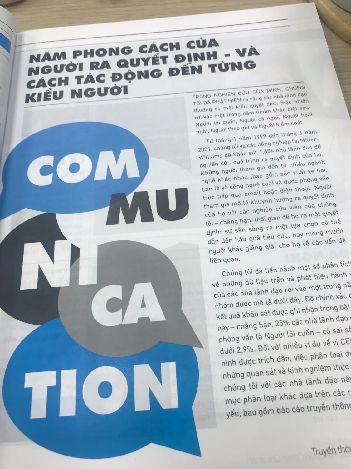 Tập ấn phẩm trình bày như một tờ tạp chí, nhiều màu, mực in nhòe một số trang.
Nội dung: Các bài viết trình bày câu dài, một số câu lủng củng, đọc tới đọc lui vài lần mới đoán được nghĩa. Ví dụ trang 13 - câu dài và không được trau chuốt nên khá khó đọc: "Trong nghiên cứu của mình, chúng tôi đã phát hiện ra rằng các nhà lãnh đạo thường có 1 kiểu quyết định mặc nhiên rơi vào một trong năm nhóm khác biệt sau: Người lôi cuốn, Người cả nghĩ, Người hoài nghi, Người theo gót và Người kiểm soát". Tôi là người có chuyên môn về truyền thông nên quan tâm và đặt mua sách. Lời khuyên cho người chưa mua là nếu bạn có khả năng vừa đọc sách vừa suy luận và vừa phải tự biên tập lại để hiểu người dịch muốn nói gì thế mua. Còn với người lỡ mua như tôi mặc dù ráng đọc để đỡ tiếc tiền nhưng cảm thấy rất thất vọng và không xứng đáng với giá bán.