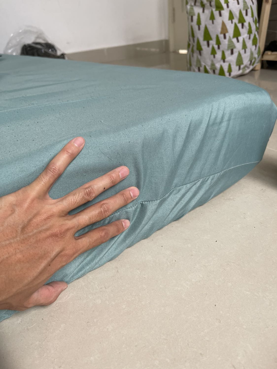 Mình order xong còn dc một bạn từ Ru9 gọi đến để confirm và giới thiệu nhanh về sản phẩm, rất ưng ý. Nệm được hút chân không và đóng gói kỹ. Bạn giao hàng giúp mình mang nệm lên tận phòng. Nệm dày, nằm cực êm. Hình ảnh có bộ ga giường là đi riêng nhé, mình lười gỡ ra để chụp