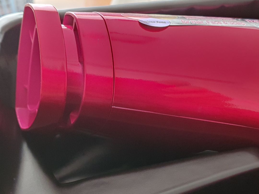 nhận được cái hộp nhìn  bị trày hết 1 góc, hi vọng k sai, nhưng mở ra thì thấy máy như sử dụng rồi, trày, tay cầm thì bị tét ra, mở ra cầm thì tét to hơn. Hàng mắc tiền mà như đồ mã vậy! yêu cầu tiki hoàn tiền, mình mua cái khác!