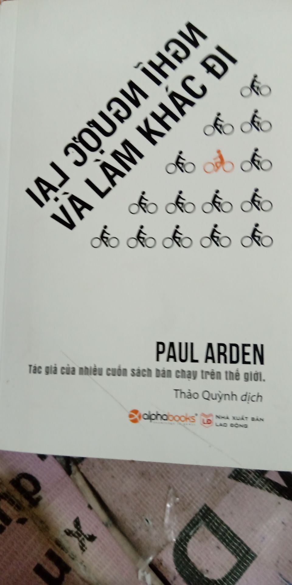 bìa sách bẩn và có vết xước màu đen, trang sách bị rời ra khỏi cuốn sách. một số trang  khác gần bị rơi. Muốn đổi trả mà không được. lần sau sẽ mua ở sendo hoặc *** để chất lượng đảm bảo hơn, có thể đổi trả khi hàng bị lỗi!
