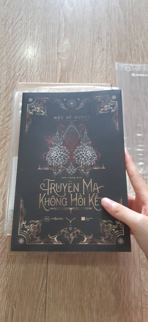 Giao siêu nhanh, nửa tiếng là có hàng nóng hổi:))) Sách đẹp, khổ to cầm cực sướng, hong lo bị ba mẹ bắt quả tang đu bia đia=)))) Không có bọc nhưng may tổ độ không móp góc, nói chung là tuỵt😘