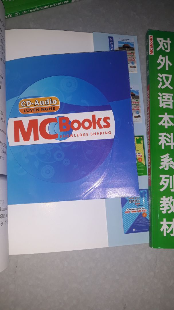 1* cho TDBooks và Tiki. Rõ ràng để là full bộ 6 cuốn bản mới kèm mã QR Code để học trên app nhưng khi giao thì chỉ có 4 cuốn mới còn 2 cuốn kia thì cũ kèm theo CD Audio không có mã QR để học trên app? Mình không muốn nặng lời nhưng cho mình hỏi shop bạn bán hàng còn tồn kho nên trà trộn sách bản cũ vào bản mới để bán đi à? Laptop bây giờ đa số đã không có ổ đĩa quang rồi nên mình mới cố tình mua bản mớ để mà học trên app của MCBooks mà bạn lại giao cho mình 2 cuốn bản cũ kèm theo CD Audio thì mình học kiểu gì? Mình thật sự đang rất bực mình đấy, cảm giác như mình bị *** vậy. Mình đã liên hệ với bộ phận CSKH để đổi trả. Sau khi được đổi thì mình sẽ sửa lại đánh giá này còn không thì mình sẽ để nguyên và không bao giờ mua hàng trên Tiki nữa!