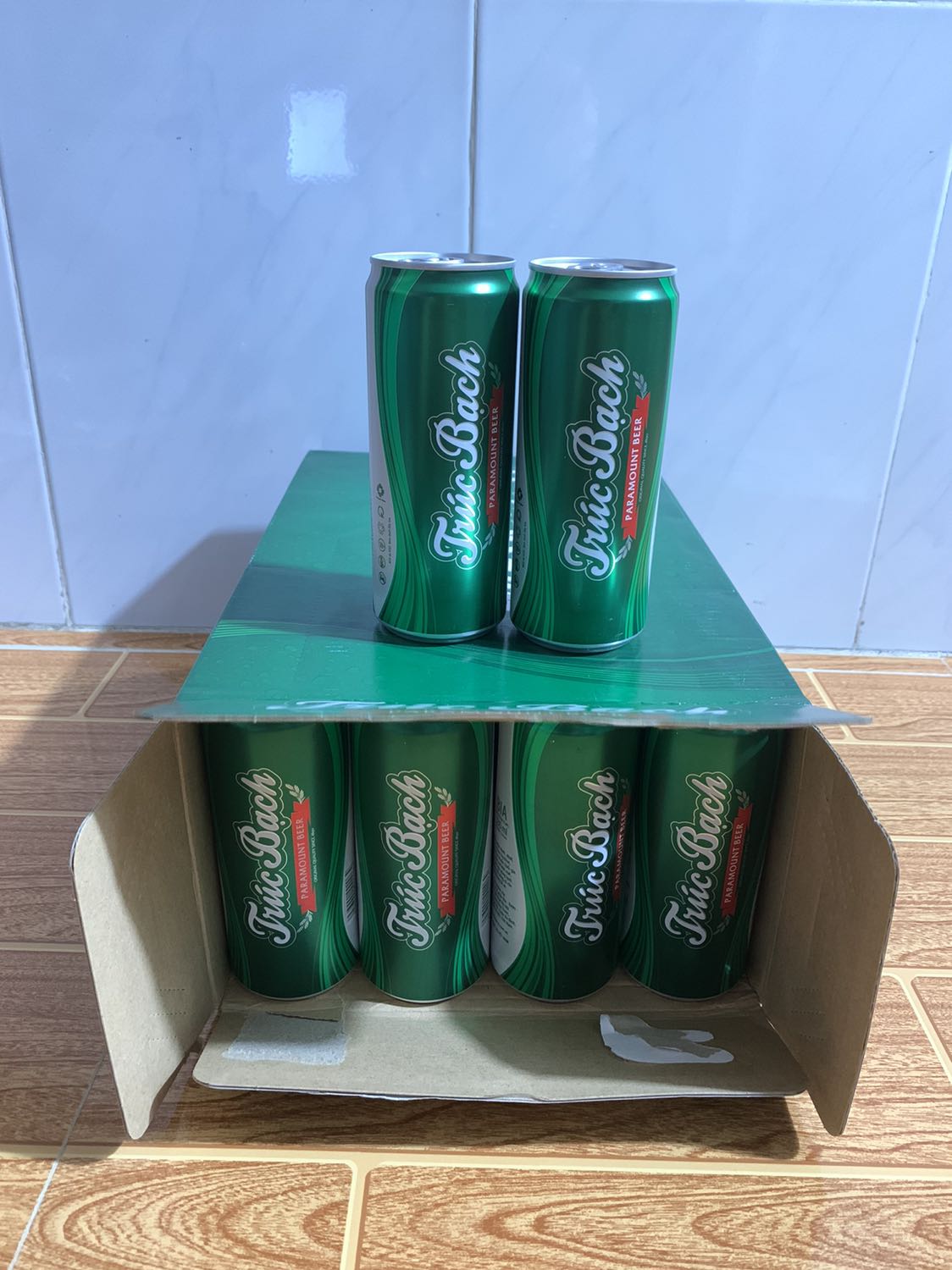 Bia uống rất thơm ngon, đợt mua đc tặng kem 2 ***. Hàng mới, hạn sd còn xa. Tiki giao hàng nhanh chóng.