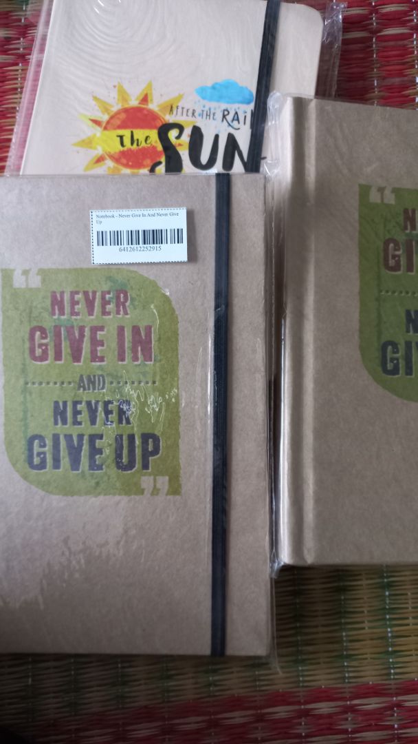 Giao hàng nhanh, đóng gói cẩn thận. Sổ giống mô tả lắm mọi người! Dày dặn, giấy mịn viết êm tay. Rất phù hợp để viết bullet journal hoặc nhật ký ạ. Mình mua được giá sale off nên cực kỳ hài lòng. Mai mốt sẽ ủng hộ shop tiếp ạ!