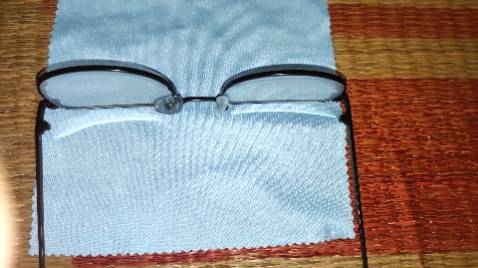 kính lệch méo , trầy xước nhiều ,dù đã đổi trả 1 lần