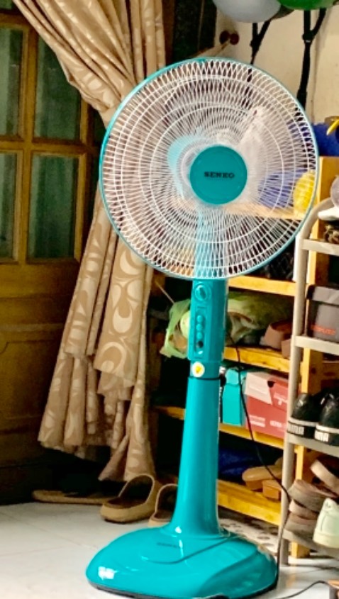 425k~ quạt khá êm!
Có điều lúc về mới ráp quạt cứ bị ngóc lên tưởng hư, sau đó bình thường...
Thấy có màu xám ok hơn mà shop giao ngẫu nhiên trúng màu xanh này mình ko thịk lắm nhưng đành chịu...hic