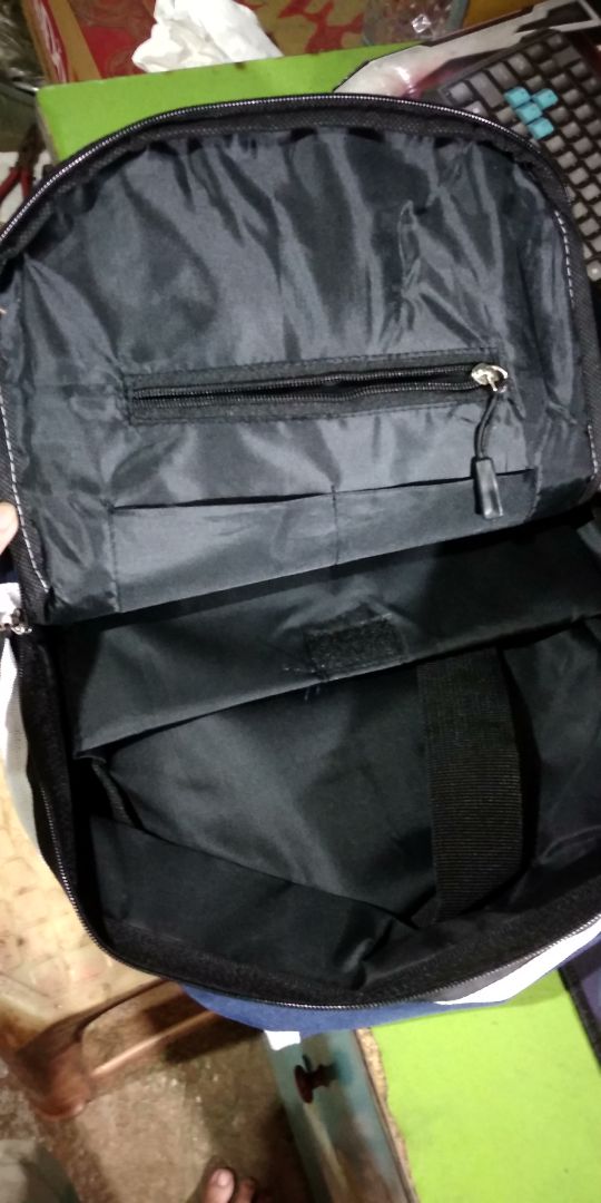 Đầu tiên là tiki ship đơn này nhanh quá :3 Còn về balo thì đúng vs hình mẫu, chưa thấy bong đường chỉ. Lúc vận chuyển phải gấp đôi để trong hộp nên lúc lấy ra hơi mất form 1 tý cơ mà vuốt vuốt lại là ổn. Ngăn ngoài cùng nằm ngang khoá hơi khó kéo.
Bên trong có nhiều ngăn, ngăn đựng laptop vs ngăn nhỏ và có ngăn đựng điện thoại, rất tiện lợi. Nói chung với mức giá này mà hàng đúng với mẫu là mình ưng rồi. Đầu tiên là tiki ship đơn này nhanh quá :3 Còn về balo thì đúng vs hình mẫu, chưa thấy bong đường chỉ. Lúc vận chuyển phải gấp đôi để trong hộp nên lúc lấy ra hơi mất form 1 tý cơ mà vuốt vuốt lại là ổn. Ngăn ngoài cùng nằm ngang khoá hơi khó kéo.
Bên trong có nhiều ngăn, ngăn đựng laptop vs ngăn nhỏ và có ngăn đựng điện thoại, rất tiện lợi. Nói chung với mức giá này mà hàng đúng với mẫu là mình ưng rồi.