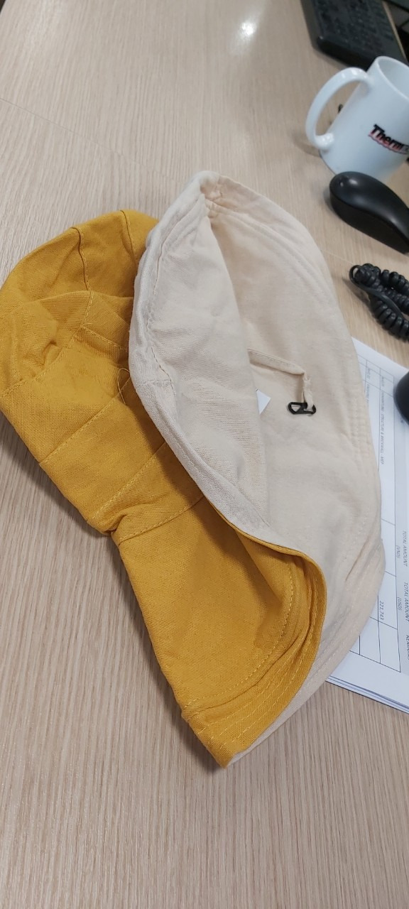 mẫu mua có hoa văn thổ cẩm, vàng và thổ cẩm nhiều màu, giao thì mẫu đơn màu vàng và ghi, hoàn toàn không giống với hình ảnh đã đăng.