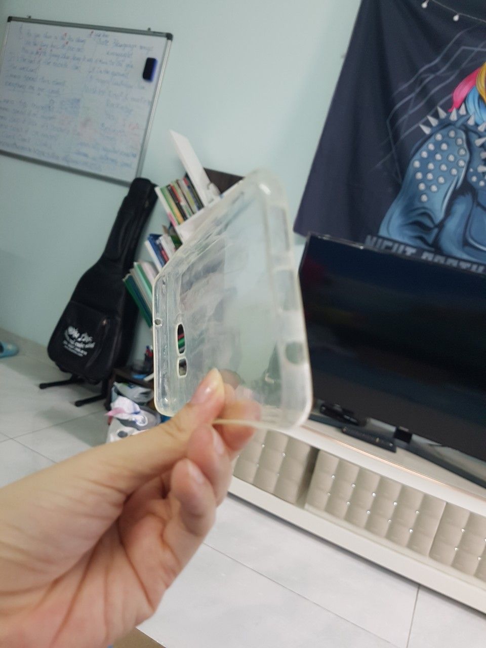 ốp lưng bên shop ko cất trong kho hay lấy của ai dùng rồi giao cho mình vậy??? ốp trong suốt gì mà đục mờ vầy la sao shop??? khá bực mình. chắc ko mua lần 2 nữa