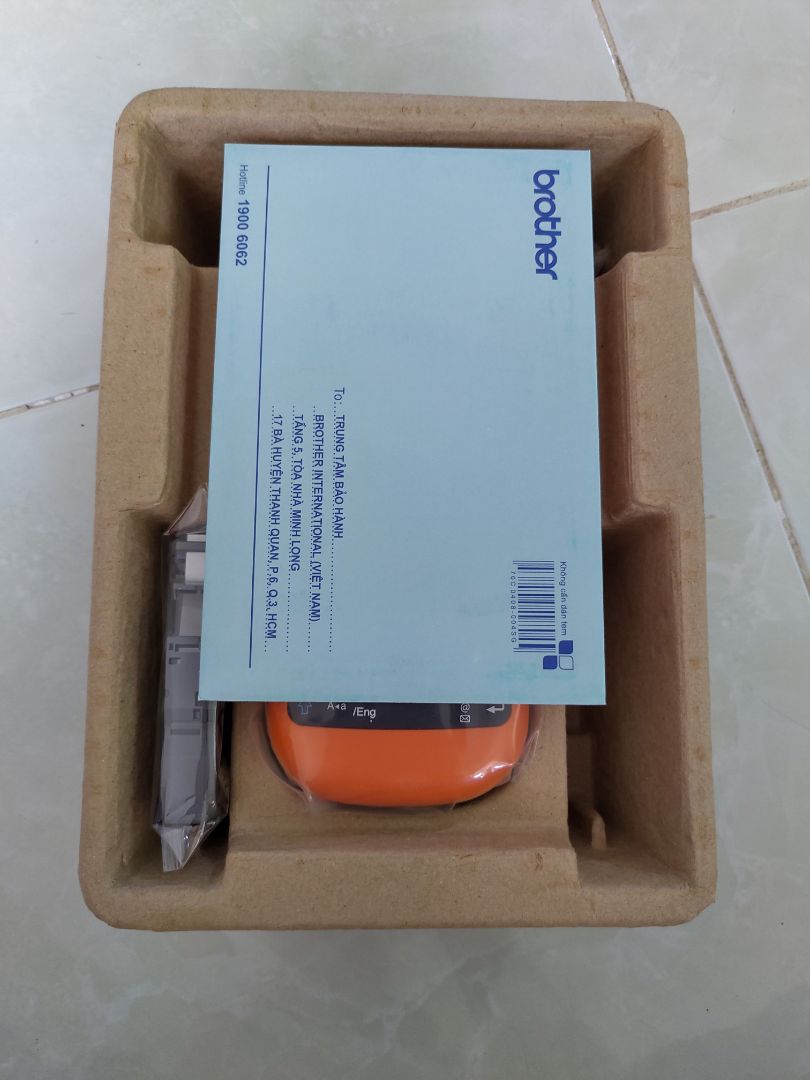 Giao hàng nhanh, mình đặt 2 ngày là có. Hàng nhập khẩu chính hãng Brother. Tặng kèm 1 cuộn nhãn 9mm. Người dùng phải mua 6 pin AAA hoặc mua adapter rời để cấp nguồn cho máy.
Tuy nhiên điều khó chịu nhất mà mọi người mua máy nên lưu ý là hầu hết máy in nhãn Brother đều in rất phí nhãn (mỗi lần in nhãn sẽ có 1 khoảng thừa 25mm ở đầu tiên, phải dùng kéo cắt bỏ đi).  Có một số setting để hạn chế điều này nhưng nhìn chung đã dùng máy Brother thì phải chấp nhận. Đối với máy in nhãn thì thật ra họ bán cuộn nhãn là chính. Giá một cuộn nhãn chính hãng xấp xỉ 300k, khá mắc. Mọi thứ còn lại máy đều làm rất tốt. Cho 4 sao. ;))