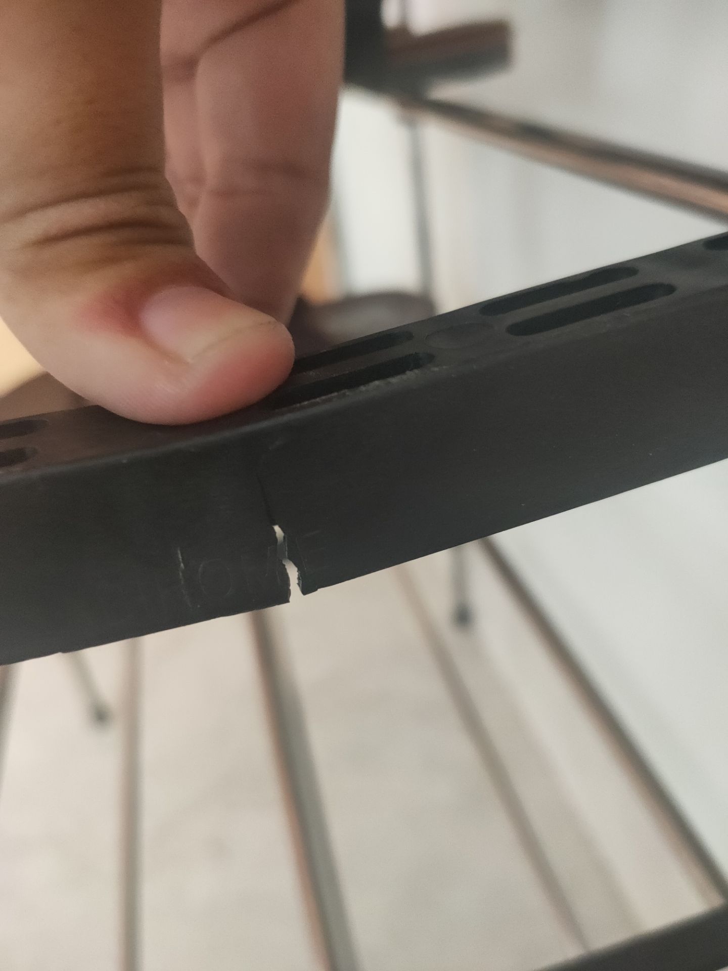 nhỏ , nhìn quá lỏng lẻo , ko giống như hinh, có thanh ngang bị nứt nhưng làm biếng đổi vì thủ tục rùm rà , nói chung đồ nào của đó đành chịu