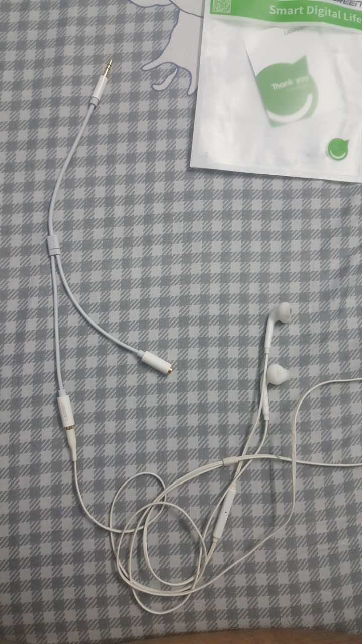 2 đầu âm thanh stereo rõ nét, lại mạ vàng thì phải nhìn rất đẹp. Dây mềm, chiều dài lại vừa đủ, thích hợp với những chuyến đi có 2 người muốn nghe nhạc cùng nhau :)