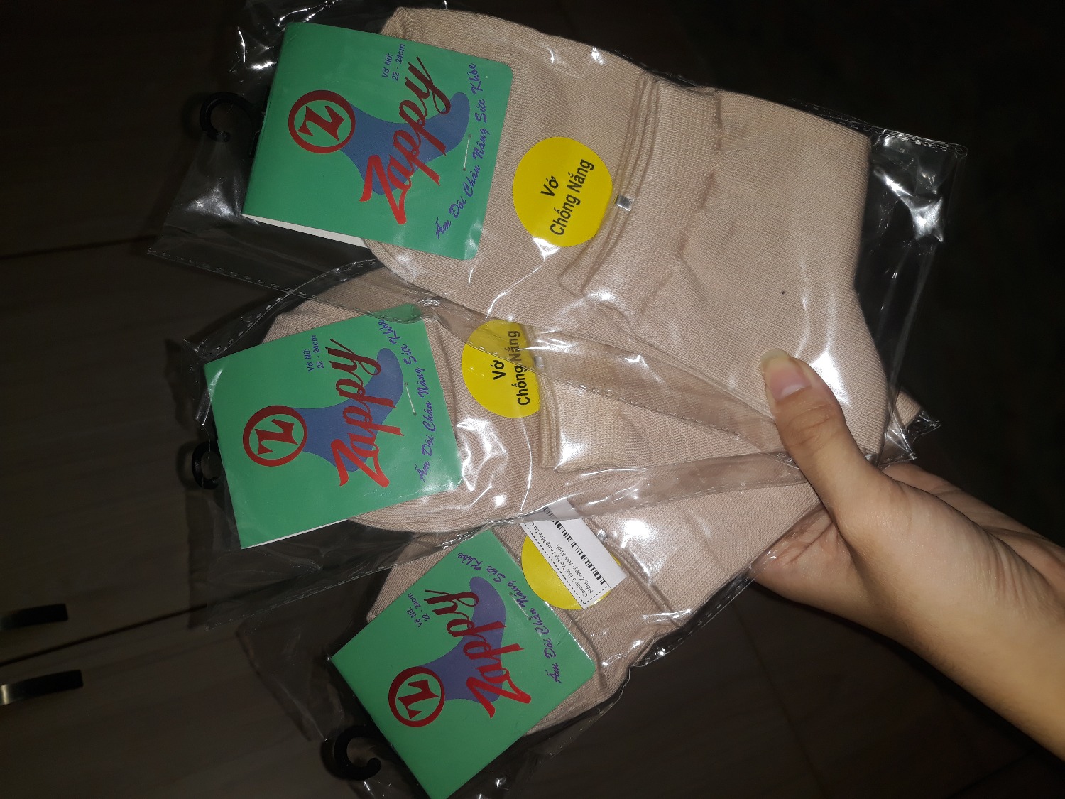 Vớ rất dày, đẹp, độ dài vừa phải. Dự kiến thứ 3 tuần sau mới giao hàng mà thứ 7 tuần này đã nhận được rồi.