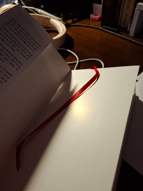 Sách đẹp, giao nhanh, nhanh hơn nhiều với sàn s lại rẻ hơn. Mua sách cứ mua ở tiki trading vừa rẻ lại giao nhanh. Nhưng sách hay bị df 🥲 dù cuốn này có bọc seal. Nhưng cuốn này đẹp, với gu mình là đứa tối giản mình rất thích. Mỗi tội màu trắng hay sợ dơ thôi. Rẻ hơn với so mua ở nhà sách. Cuốn này có gáy với đánh dấu trang rất tri thức :)) mong nội dung như kỳ vọng