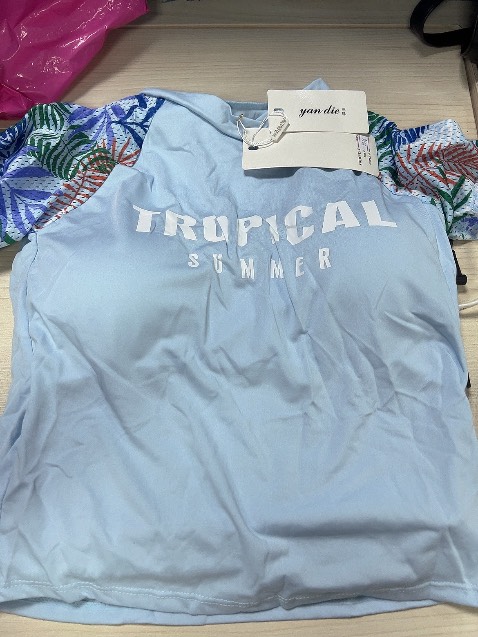 Kiểu dáng oki như hình, trẻ trung. Chất liệu vải tạm ổn với giá .